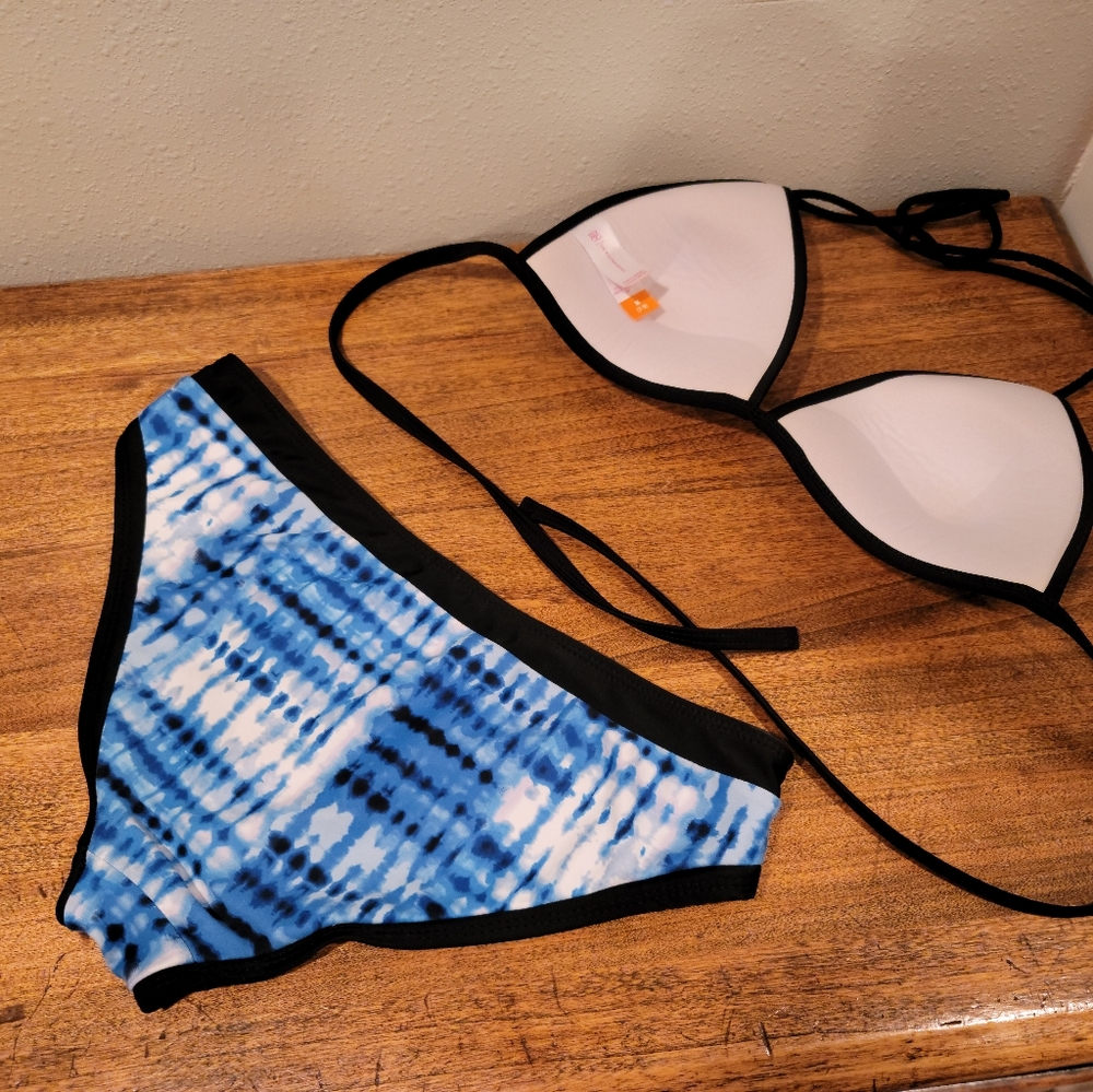 Bikini - Picture 2 of 2